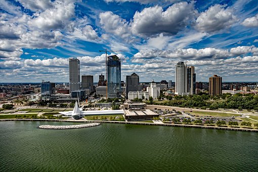 Milwaukee wedding dj service, milwaukee skyline